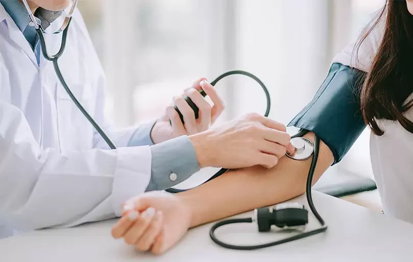 يقوم طبيب القلب بقياس ضغط دم المريض لتشخيص ارتفاع ضغط الدم. 